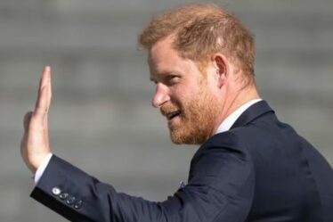 Famille royale EN DIRECT : le prince Harry « dépassé par les événements » et critiqué pour son geste « peu attrayant »