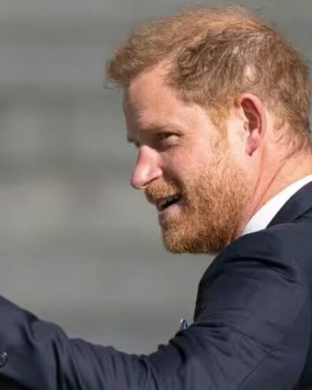 Famille royale EN DIRECT : le prince Harry « dépassé par les événements » et critiqué pour son geste « peu attrayant »
