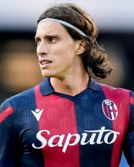 La cible du transfert d'Arsenal a été photographiée en train d'embarquer dans l'avion alors que les plans d'annonce ont lieu