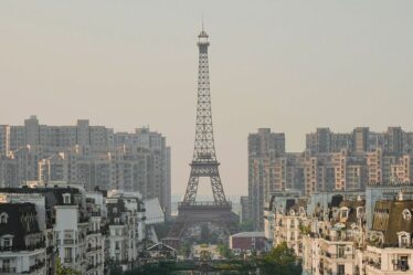 La ville « copieuse de Paris » à 9 600 kilomètres de là est une « ville fantôme » avec sa propre tour Eiffel