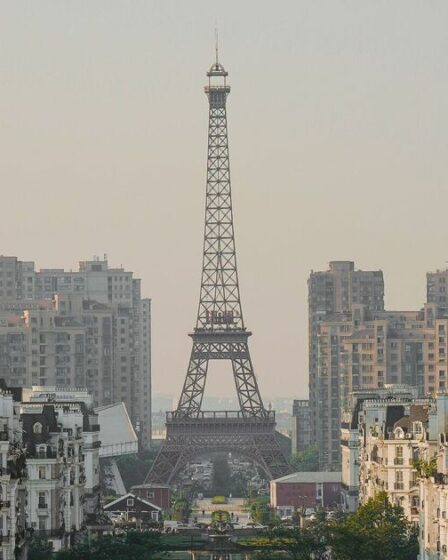 La ville « copieuse de Paris » à 9 600 kilomètres de là est une « ville fantôme » avec sa propre tour Eiffel