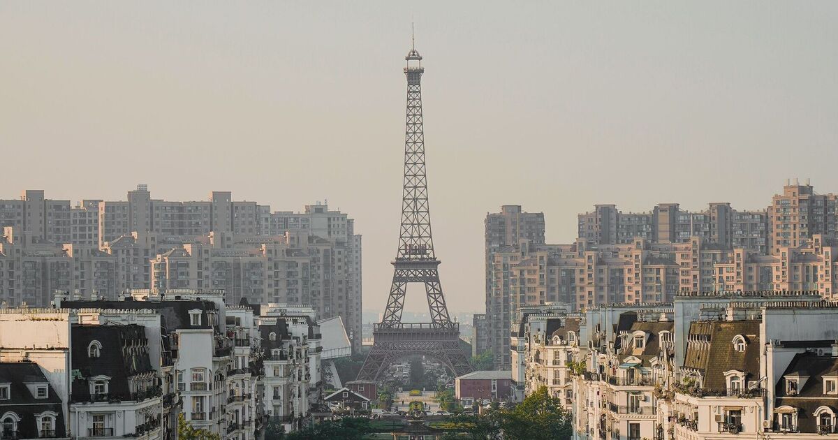 La ville « copieuse de Paris » à 9 600 kilomètres de là est une « ville fantôme » avec sa propre tour Eiffel