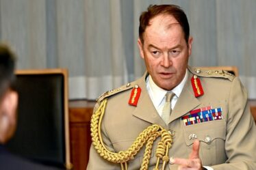 Le chef de l'armée britannique prévient qu'il faudra « 5 ans » pour se préparer à la Troisième Guerre mondiale, le monde étant confronté à une « nouvelle puissance de l'Axe »