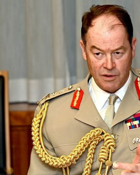 Le chef de l'armée britannique prévient qu'il faudra « 5 ans » pour se préparer à la Troisième Guerre mondiale, le monde étant confronté à une « nouvelle puissance de l'Axe »