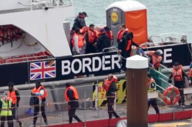 Les forces frontalières sauvent les premiers migrants arrivés au Royaume-Uni après la démission du Parti travailliste au Rwanda