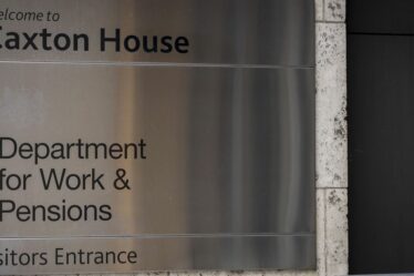 Les personnes nées au cours de ces années doivent 7 293 £ chacune après une erreur du DWP sur les pensions