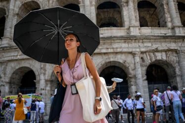 Les touristes britanniques en Europe reçoivent un avertissement brutal de 17 jours alors que les cartes météorologiques montrent que l'Italie est « en feu »