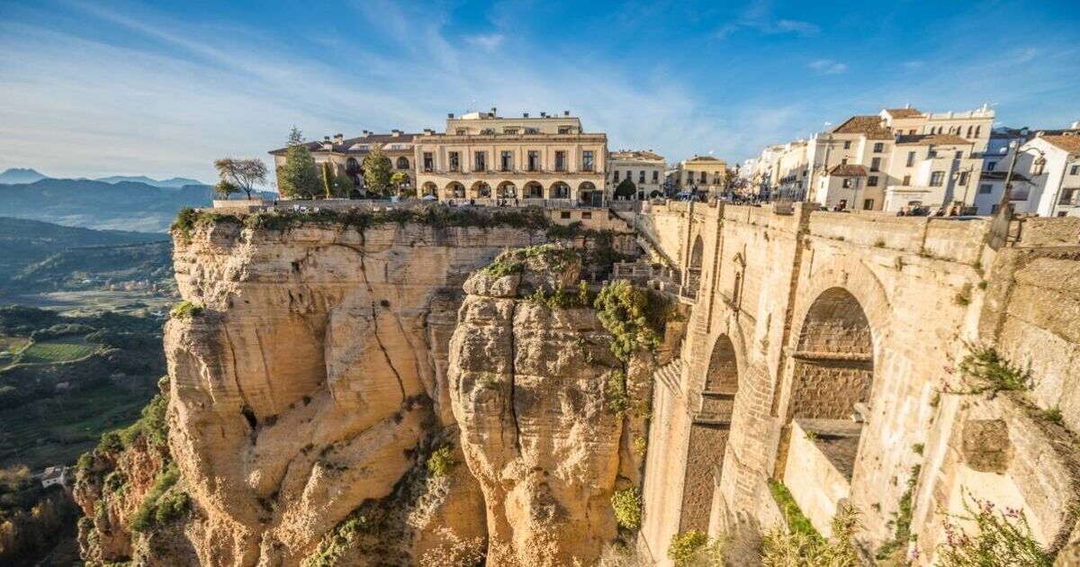 L'une des plus belles villes d'Espagne offre de superbes vues et une cuisine délicieuse - à seulement 1 heure de Marbella