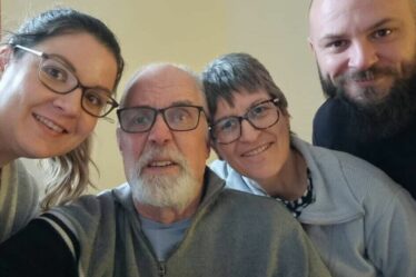 Papa a commencé à dire des bêtises et les médecins ont dit qu'il lui restait des mois à vivre.