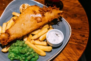 Un Britannique qui a commandé du fish and chips à l'étranger reçoit une mauvaise surprise dans son assiette