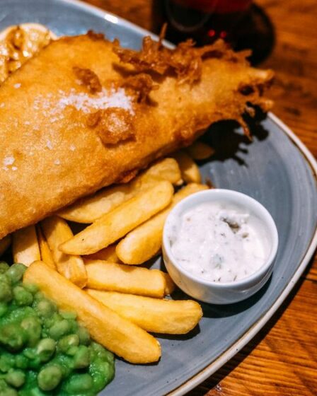 Un Britannique qui a commandé du fish and chips à l'étranger reçoit une mauvaise surprise dans son assiette