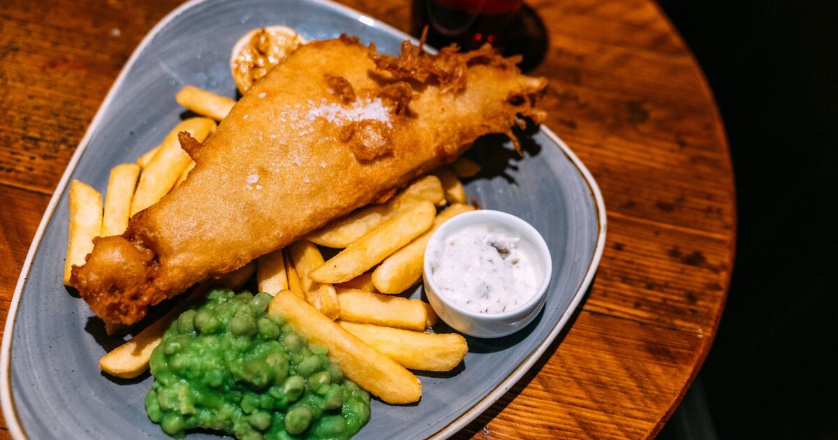 Un Britannique qui a commandé du fish and chips à l'étranger reçoit une mauvaise surprise dans son assiette