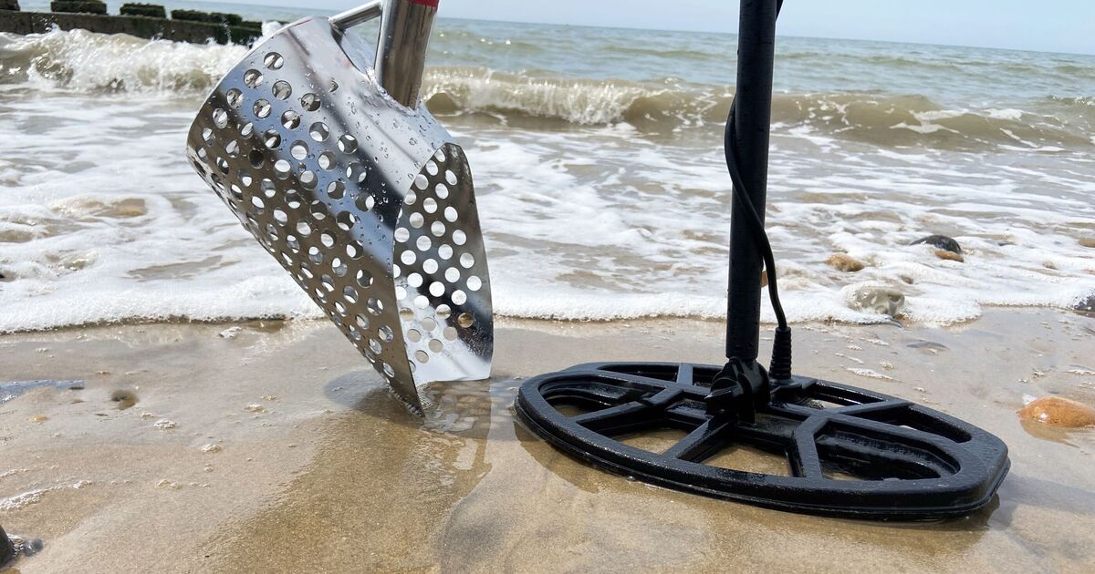 Un détecteur de métaux fait une découverte déchirante sur la plage et l'enterre à nouveau