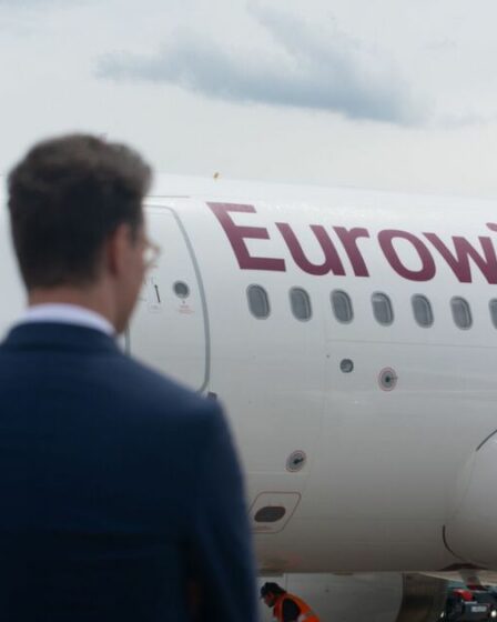 Un vol transportant des supporters anglais de Berlin a dû atterrir d'urgence en raison d'une "odeur de cabine"