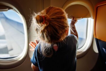 Une femme affirme que son mari utilise trop les toilettes dans l'avion et lui interdit d'y aller