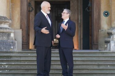 « Vraiment ?! » Le Premier ministre albanais se rend au palais de Blenheim en baskets