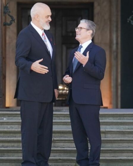 « Vraiment ?! » Le Premier ministre albanais se rend au palais de Blenheim en baskets