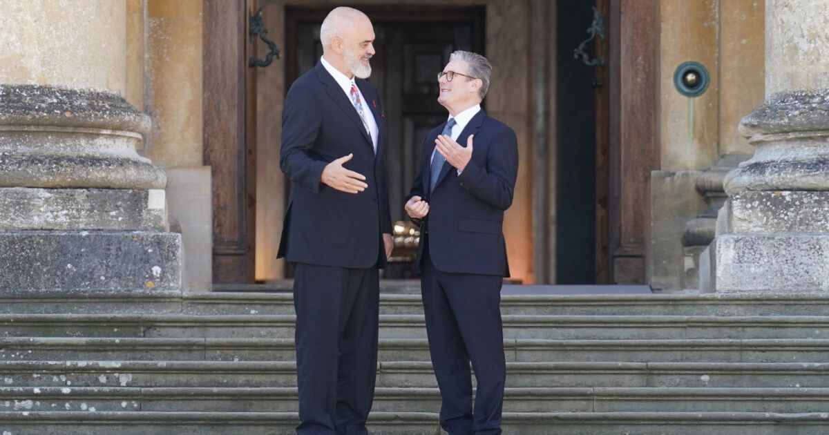 « Vraiment ?! » Le Premier ministre albanais se rend au palais de Blenheim en baskets