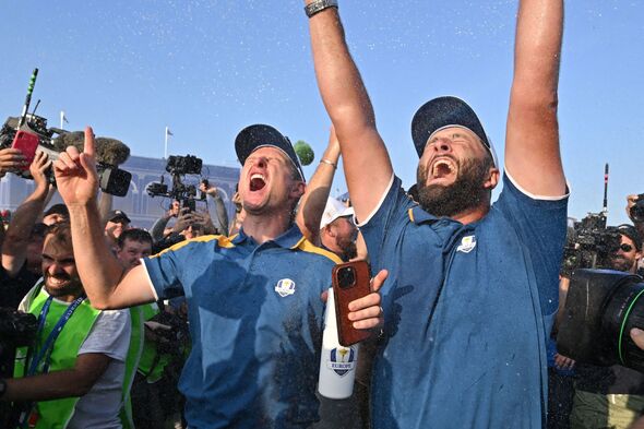 Justin Rose et Jon Rahm célèbrent leur victoire à la Ryder Cup 2023