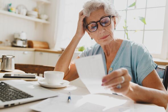 Une femme âgée surveille ses finances