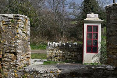 À l'intérieur d'une étrange ville fantôme abandonnée presque du jour au lendemain et laissée à l'abandon pendant 80 ans