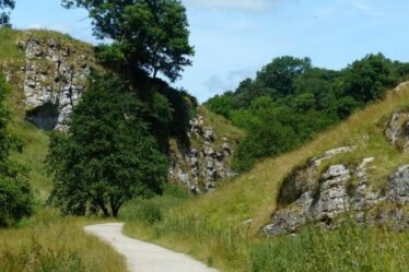 Belle promenade depuis une jolie ville britannique avec une « grotte impressionnante » et des vues épiques