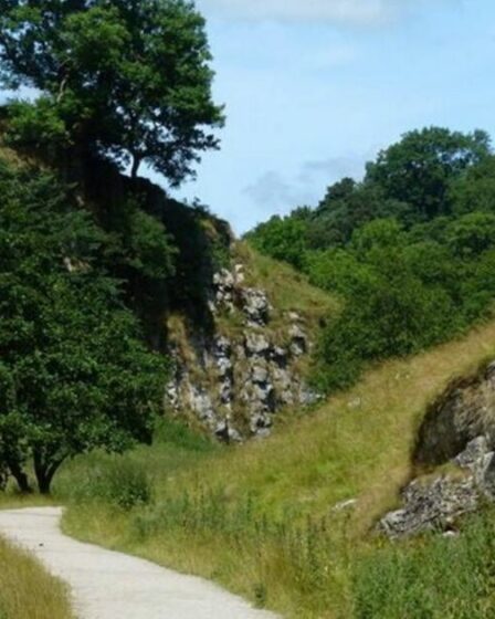 Belle promenade depuis une jolie ville britannique avec une « grotte impressionnante » et des vues épiques