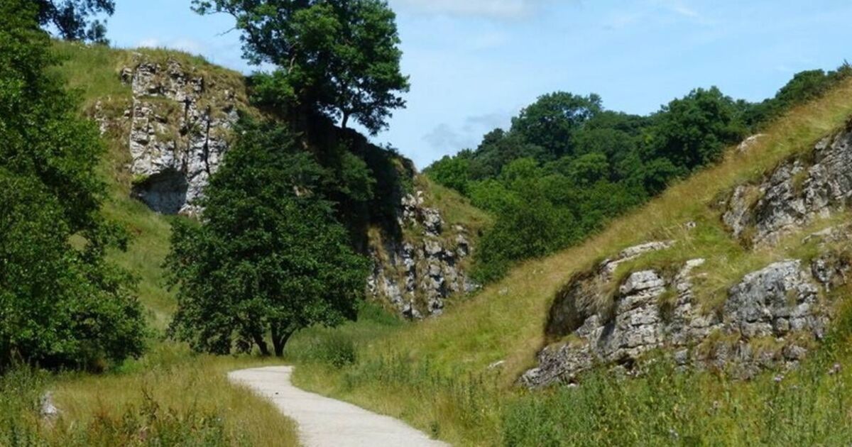 Belle promenade depuis une jolie ville britannique avec une « grotte impressionnante » et des vues épiques