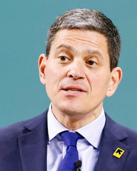 David Miliband doit payer une amende colossale de 70 000 £ après avoir perdu une dispute avec ses voisins au sujet d'arbres