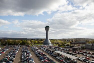 Fureur à l'aéroport britannique : les passagers touchés par une loterie sur les prix de stationnement en raison d'un « essai d'IA »