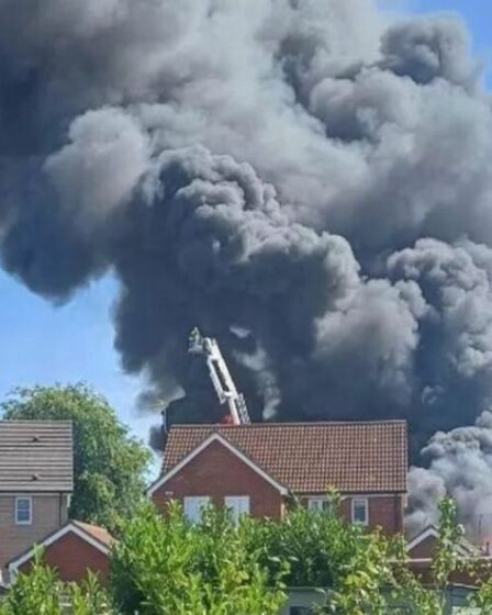 Incendie dans le Suffolk EN DIRECT : les équipes se précipitent sur le gigantesque incendie de Sackers alors que le brasier qui fait rage est visible à des kilomètres