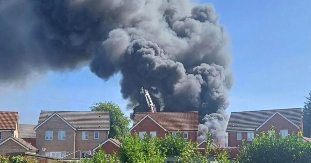 Incendie dans le Suffolk EN DIRECT : les équipes se précipitent sur le gigantesque incendie de Sackers alors que le brasier qui fait rage est visible à des kilomètres