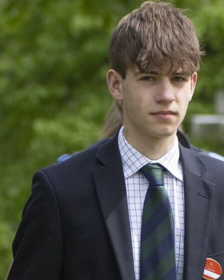 James Wessex fait battre les cœurs alors que les filles des écoles voisines se battent pour son affection