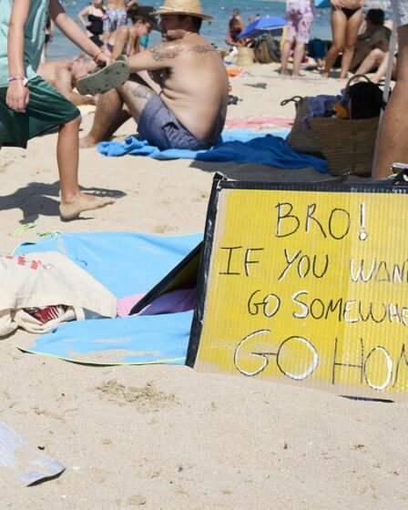La crise touristique de Majorque s'aggrave alors que des manifestants occupent la plage et demandent aux Britanniques de « rentrer chez eux »