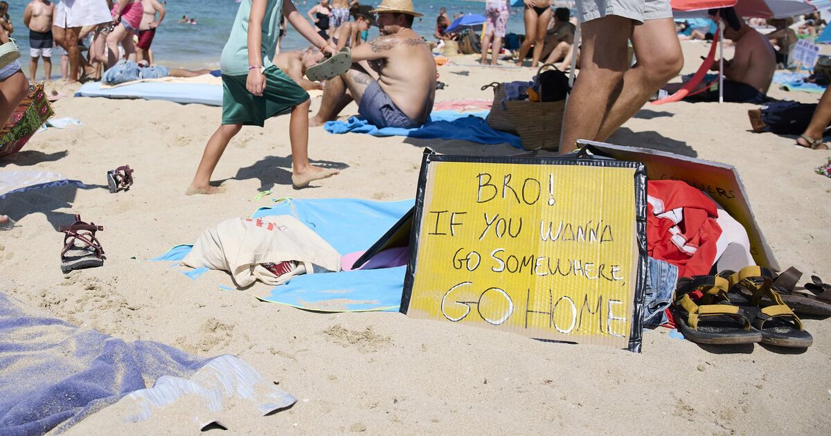 La crise touristique de Majorque s'aggrave alors que des manifestants occupent la plage et demandent aux Britanniques de « rentrer chez eux »