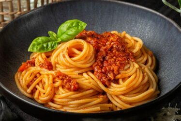 Les chefs italiens révèlent le faux pas des touristes qui commandent des spaghettis bolognaises et du pain à l'ail