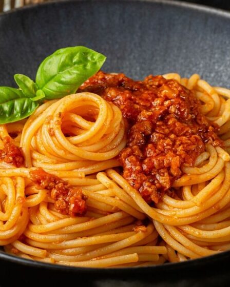 Les chefs italiens révèlent le faux pas des touristes qui commandent des spaghettis bolognaises et du pain à l'ail