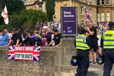 Manifestation à Bournemouth EN DIRECT : la police encercle les manifestants anti-immigration dans la ville balnéaire britannique