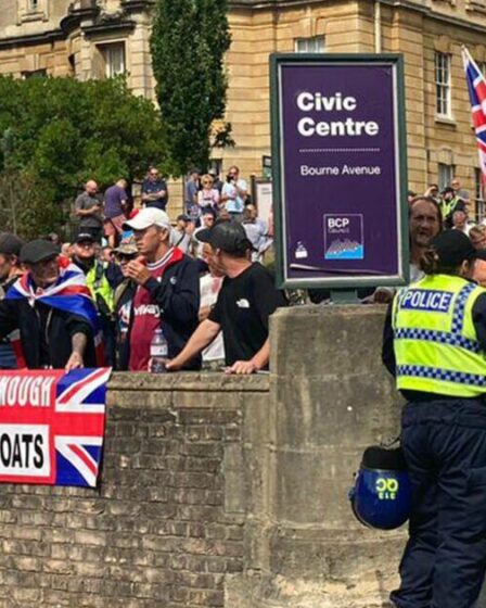 Manifestation à Bournemouth EN DIRECT : la police encercle les manifestants anti-immigration dans la ville balnéaire britannique