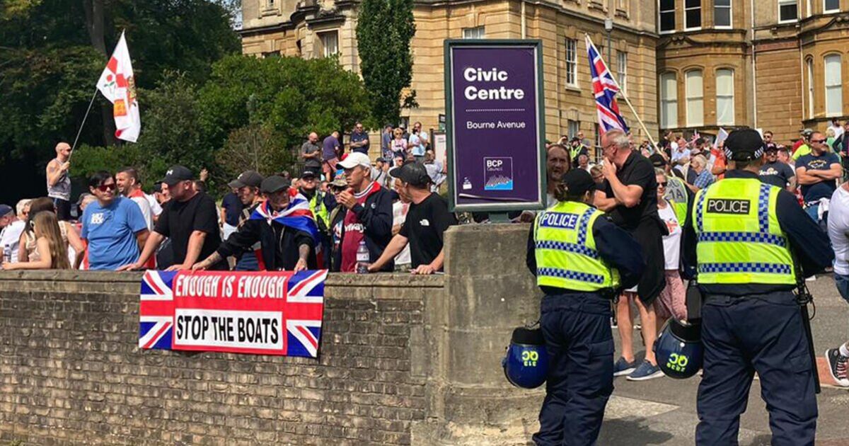 Manifestation à Bournemouth EN DIRECT : la police encercle les manifestants anti-immigration dans la ville balnéaire britannique