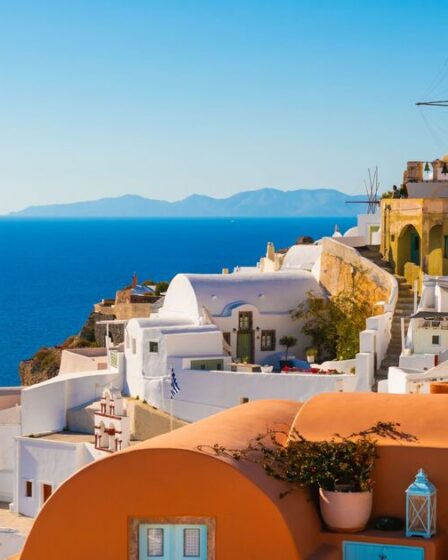 Panique à Santorin : les habitants de l'île grecque « surpeuplée » affirment qu'elle est en fait « vide »