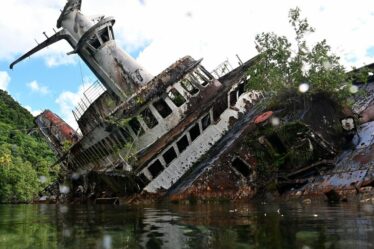 Un incroyable navire de croisière de 40 millions de livres sterling est désormais une attraction touristique sombre alors qu'il pourrit sur une île paradisiaque