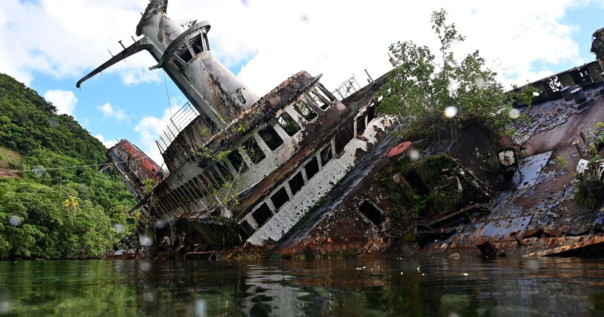 Un incroyable navire de croisière de 40 millions de livres sterling est désormais une attraction touristique sombre alors qu'il pourrit sur une île paradisiaque