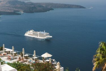 Un voyagiste grec riposte après que les autorités se sont efforcées de freiner le tourisme sur une île populaire