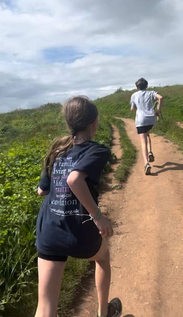 Mimi court sur un chemin de terre