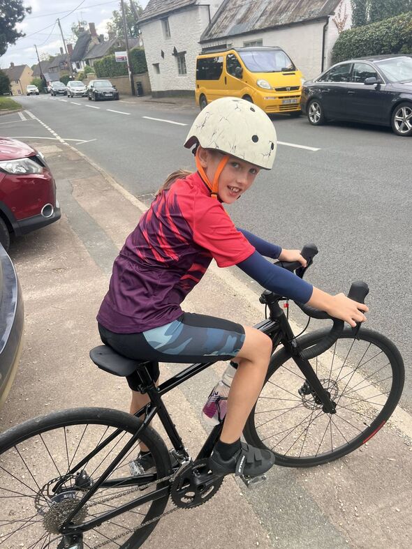 Mimi fait du vélo sur la route