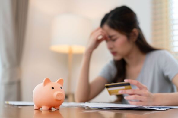 Une femme stressée par ses finances à la maison