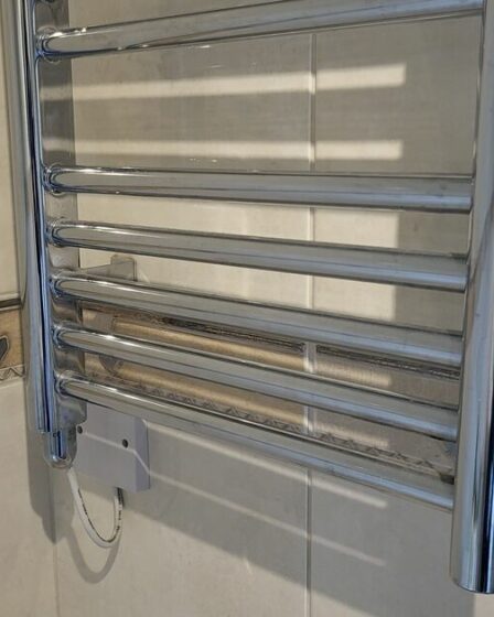 Avertissement urgent de 330 £ aux retraités de l'État avec un sèche-serviettes dans la salle de bain