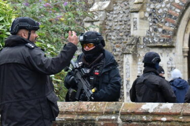 Cromer se tient en direct : des flics armés envahissent l’église de Norfolk alors qu’un homme avec un couteau à l’intérieur