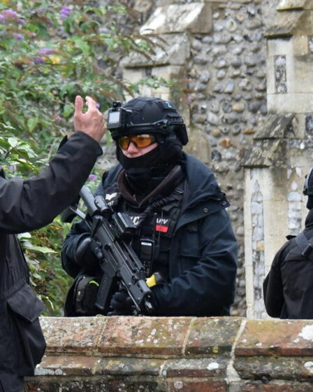 Cromer se tient en direct : des flics armés envahissent l’église de Norfolk alors qu’un homme avec un couteau à l’intérieur